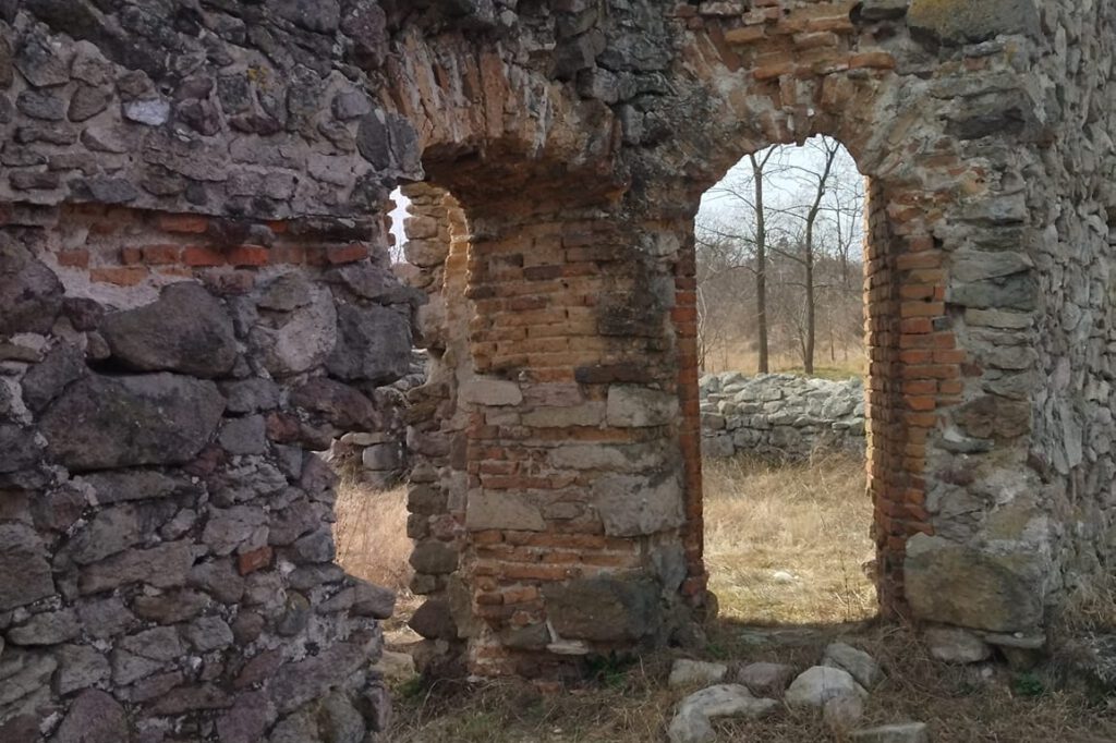 Mezőnyárádi templomrom, melynek kövei 800 év történelméről regélnek