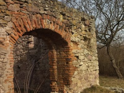 Mezőnyárádi templomrom, melynek kövei 800 év történelméről regélnek