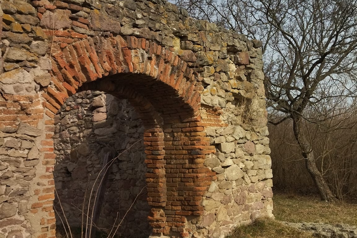 Mezőnyárádi templomrom, melynek kövei 800 év történelméről regélnek