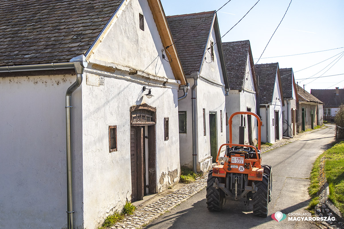 Tavaszi pompában Palkonya, a Villányi borvidék legbűbájosabb faluja
