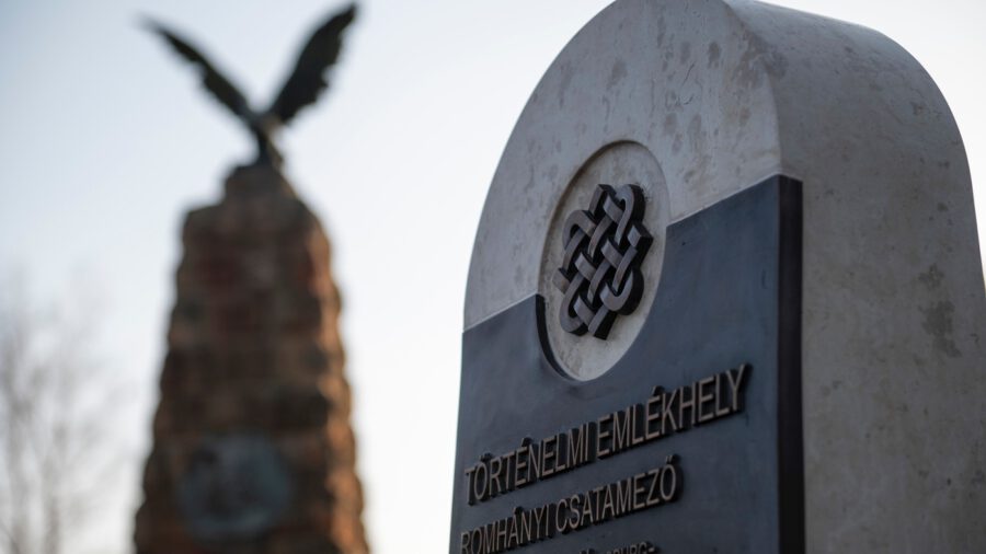 Különleges, történelmi emlékhelyet jelölő sztélét avattak Romhányban
