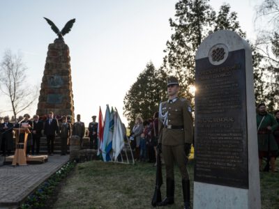 Különleges, történelmi emlékhelyet jelölő sztélét avattak Romhányban
