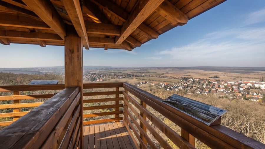 Megújult a Kecske-hegyi kilátó: 56 lépcső vezet a 11 méteren levő kilátószintre