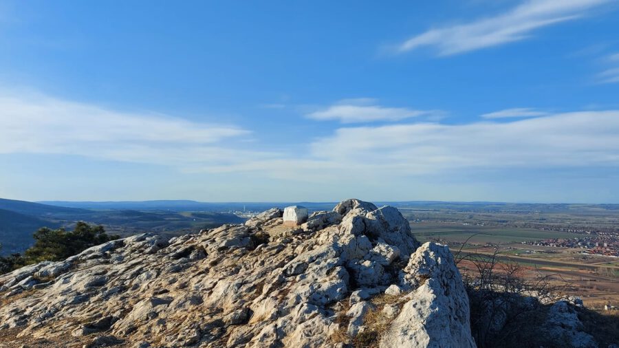 Hegyes-kő: a Tokod feletti sziklaszirt, ahonnan elképesztő a panoráma