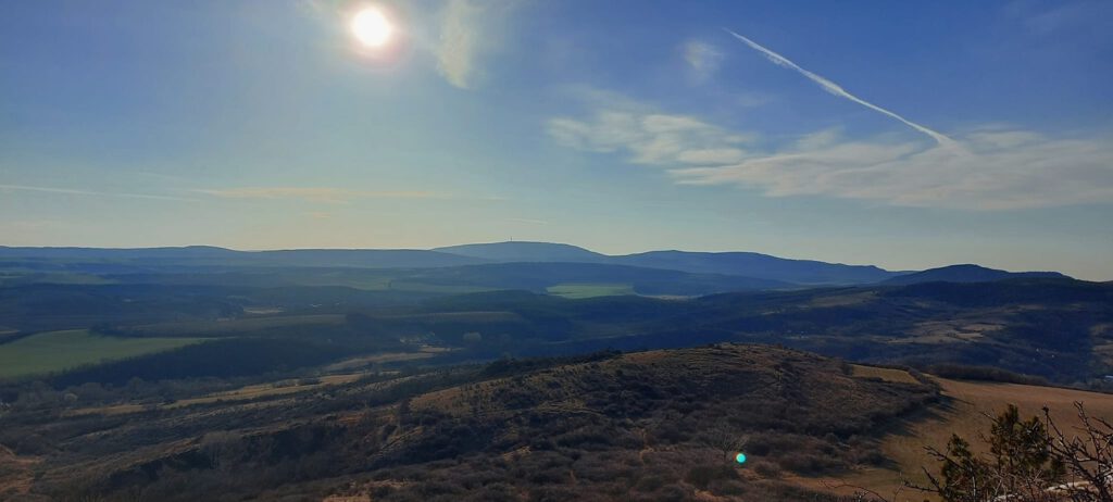 Hegyes-kő: a Tokod feletti sziklaszirt, ahonnan elképesztő a panoráma