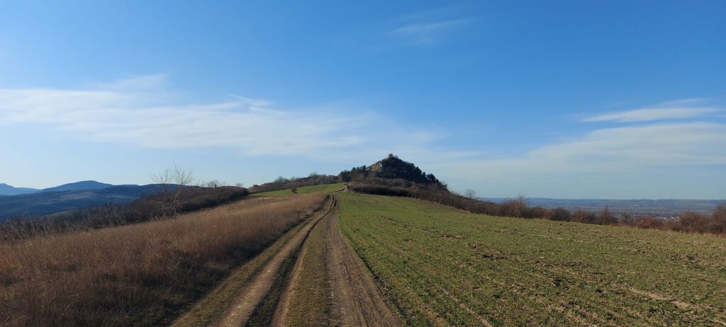 Hegyes-kő: a Tokod feletti sziklaszirt, ahonnan elképesztő a panoráma