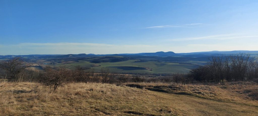 Hegyes-kő: a Tokod feletti sziklaszirt, ahonnan elképesztő a panoráma