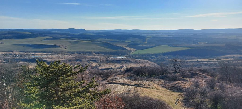 Hegyes-kő: a Tokod feletti sziklaszirt, ahonnan elképesztő a panoráma
