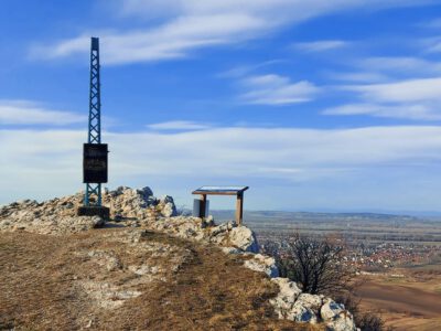 Hegyes-kő: a Tokod feletti sziklaszirt, ahonnan elképesztő a panoráma