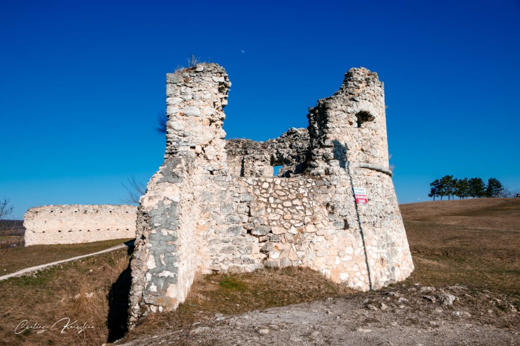 Szarvaskő vára, a Bakony völgyében megbúvó középkori erődítmény