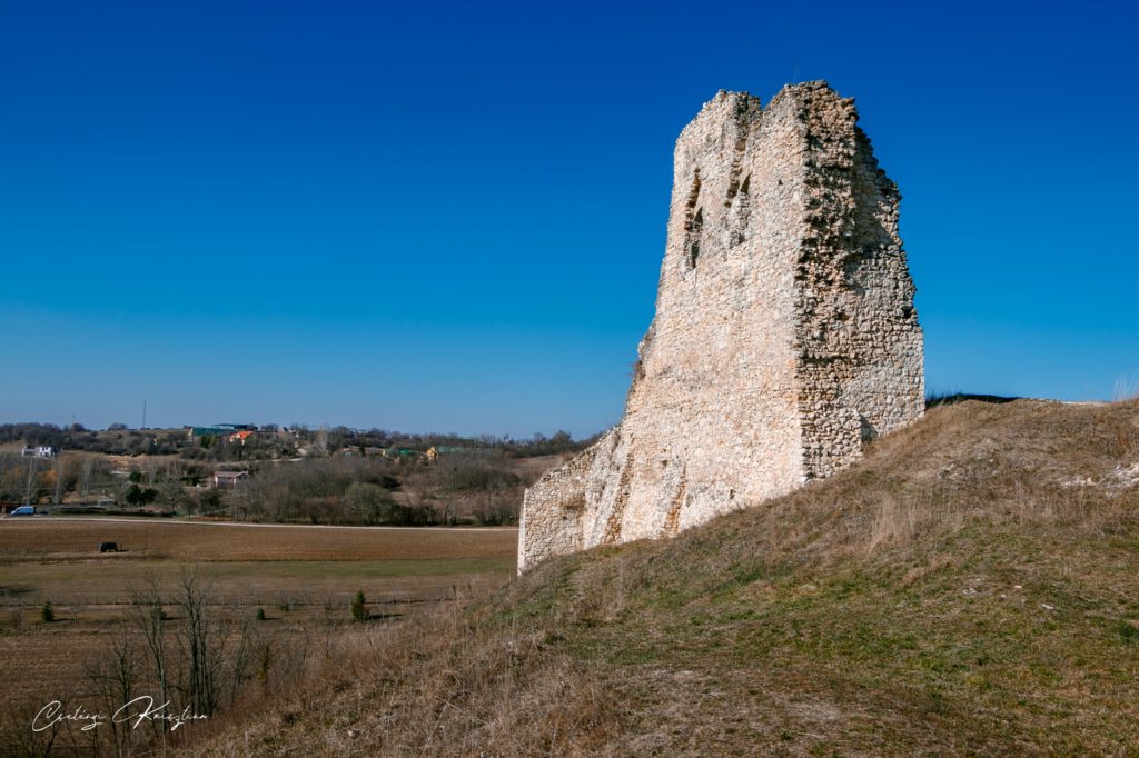 Szarvaskő vára, a Bakony völgyében megbúvó középkori erődítmény