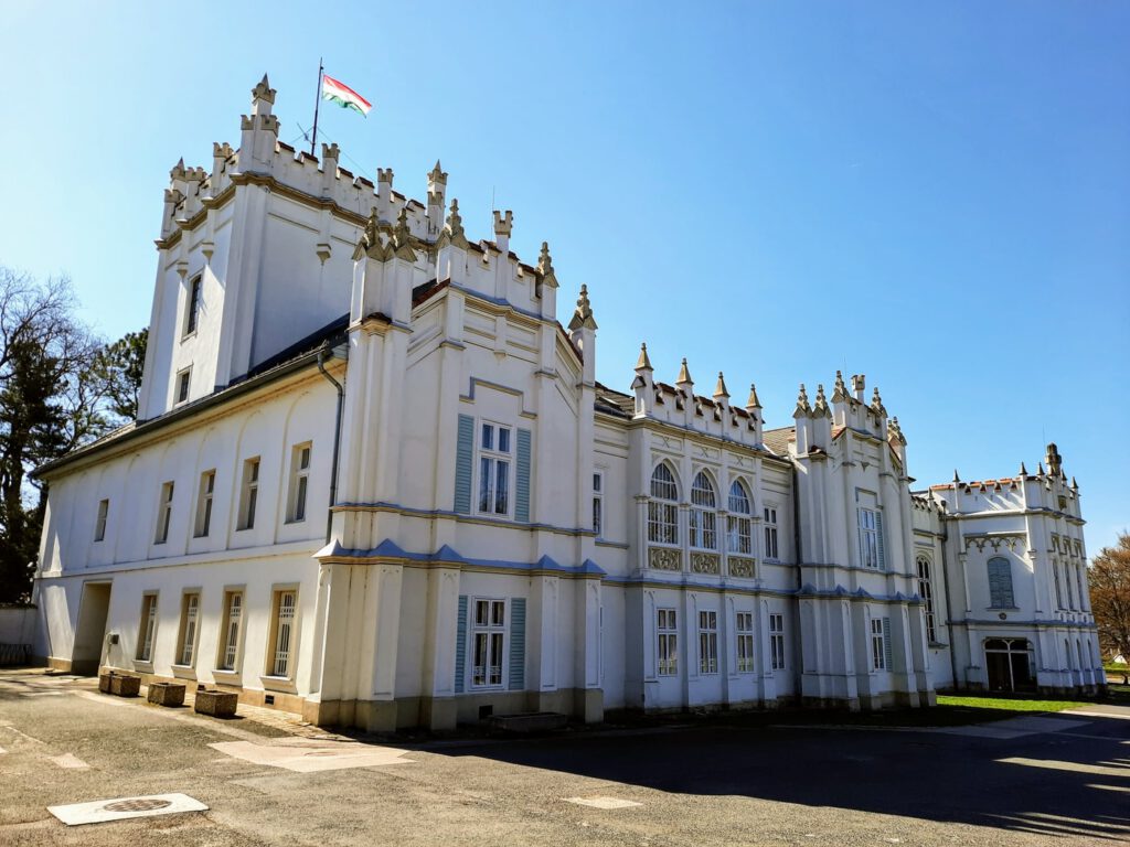 Martonvásári Brunszvik-kastély – tavaszi séta a „legek” kastélyában