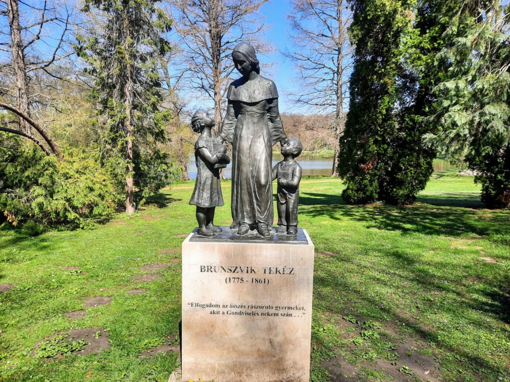 Martonvásári Brunszvik-kastély – tavaszi séta a „legek” kastélyában