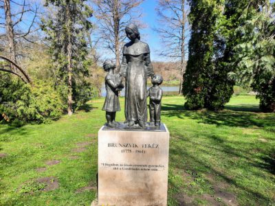 Martonvásári Brunszvik-kastély – tavaszi séta a „legek” kastélyában