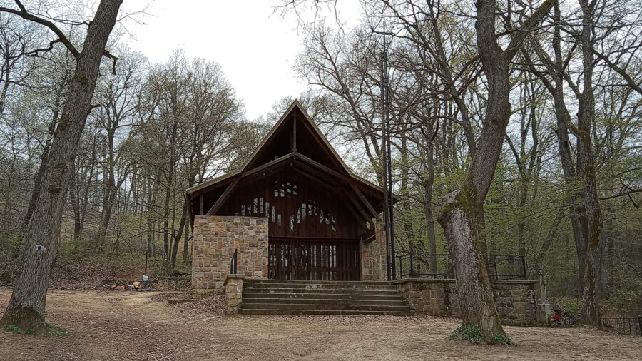 A csobánkai Szentkút és kápolna a Pilis vadregényes erdejében