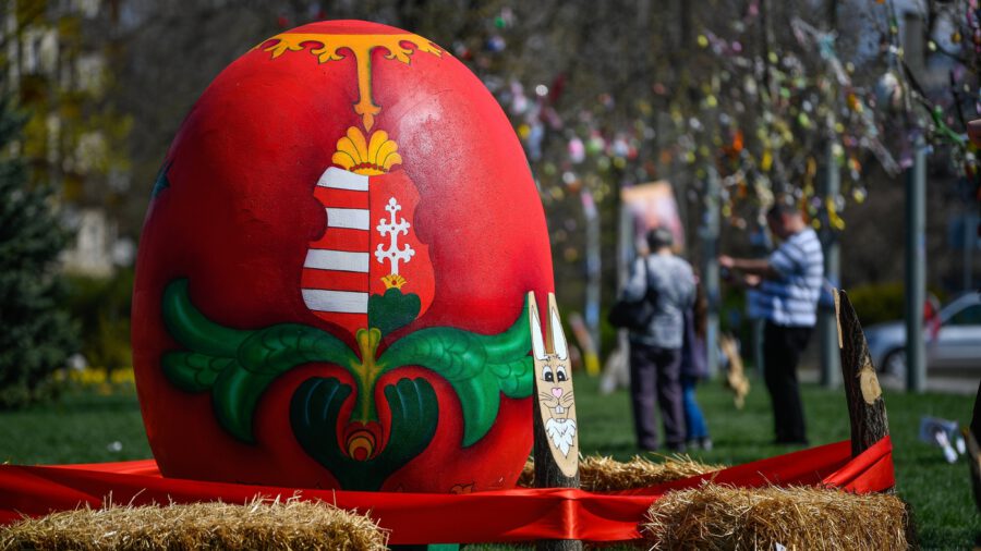 Kétezer tojásdísz ékesíti Hajdúszoboszló Húsvéti Parkját
