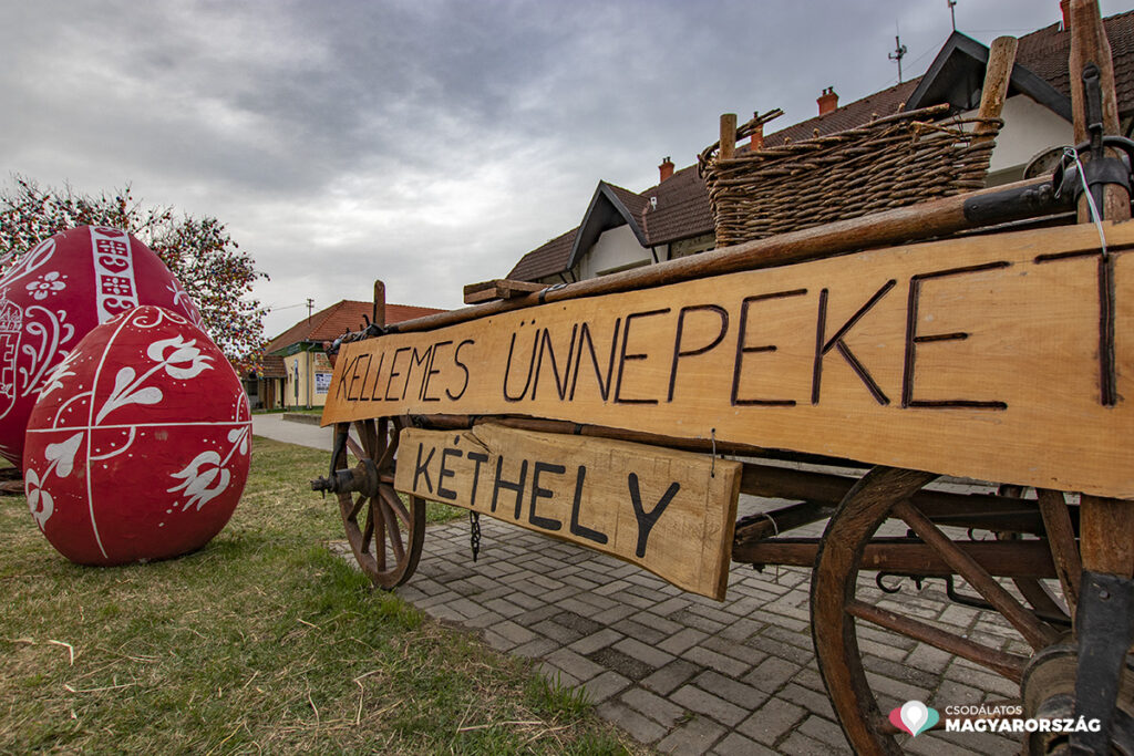 Kéthely húsvéti díszben 2022. április 9-én.