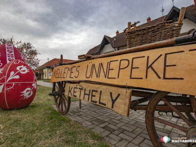 Kéthely húsvéti díszben 2022. április 9-én.