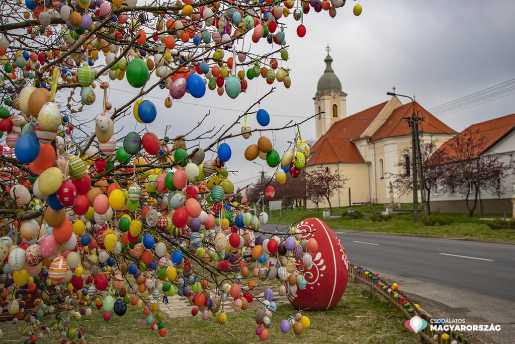 Kéthely húsvéti díszben 2022. április 9-én.