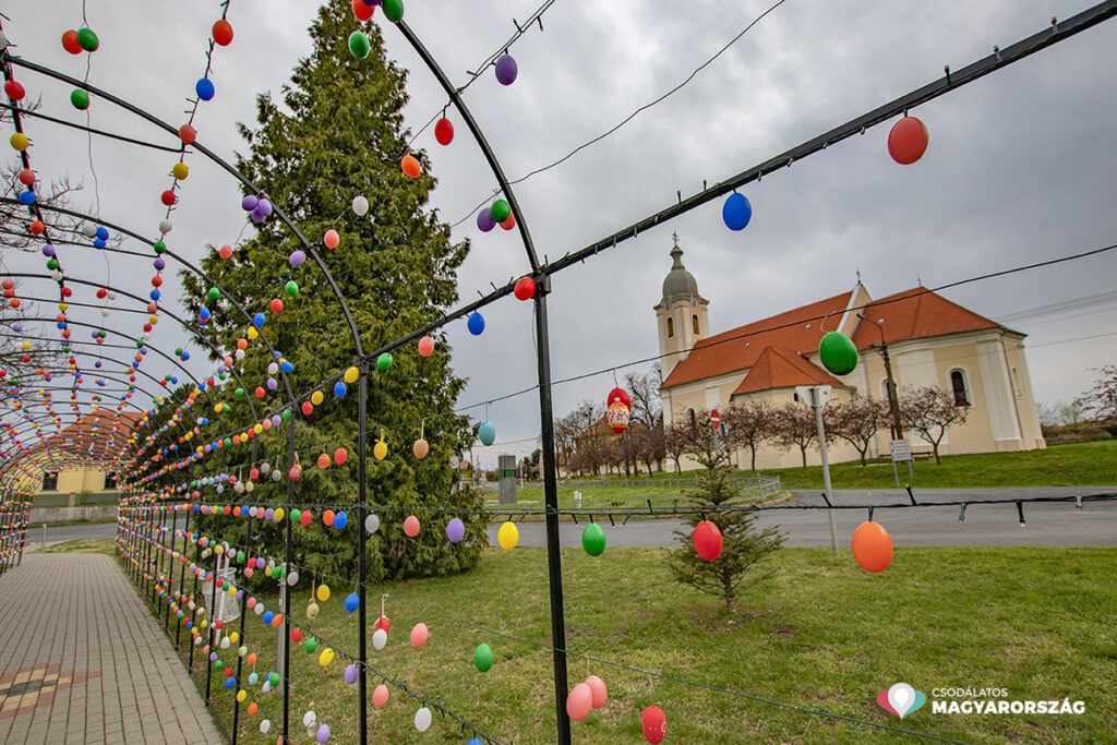 Kéthely húsvéti díszben 2022. április 9-én.