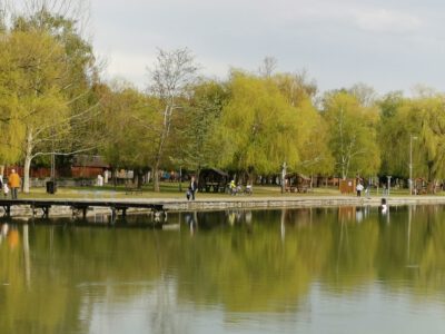 Kunfehértó tava, a 70 éves település tavasszal is mesés területe