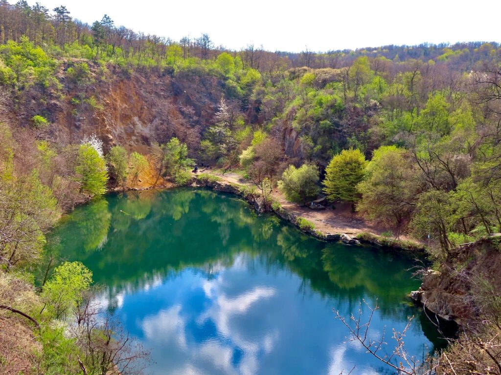A tavasszal is ragyogó Széleskői-tó, avagy Apci tengerszem