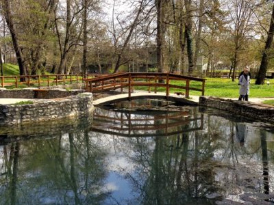 Miskolctapolca ősparkja, melybe lopakodva érkezik a tavasz