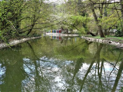 Miskolctapolca ősparkja, melybe lopakodva érkezik a tavasz