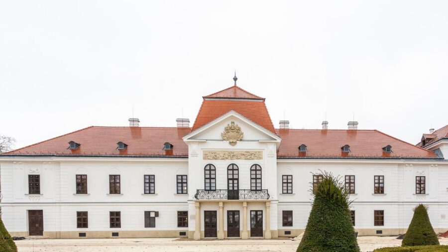 Látványos fotókon a felújítás alatt álló nagycenki Széchenyi-kastély