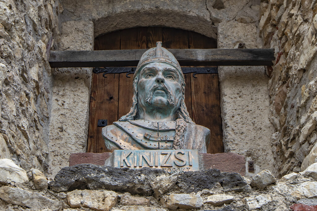 Megnyitotta kapuit a felújított, 14. századi Kinizsi vár Nagyvázsonyban