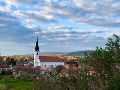 Takaros pincék sora az Etyek-Budai borvidék településén, Pátyon