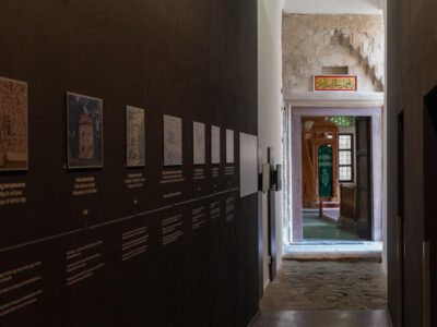 Új kiállítással nyit a 3 év után ismét látogatható pécsi Jakováli Hasszán-dzsámi