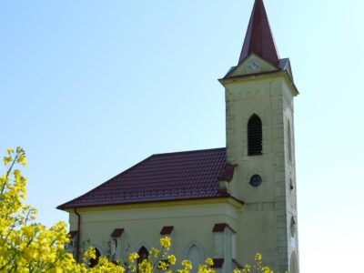 A repceföld közepén magányosan álló Sibrik-kápolna