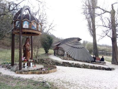 Szurdokpüspöki Istenanyánk szent kút, a Hollósdomb ősi szakrális központja