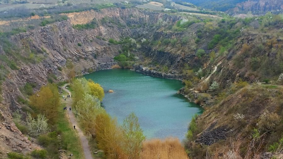 Tarcali-tó, az egykori Citrom-bánya gödrében csillogó türkizkék állóvíz