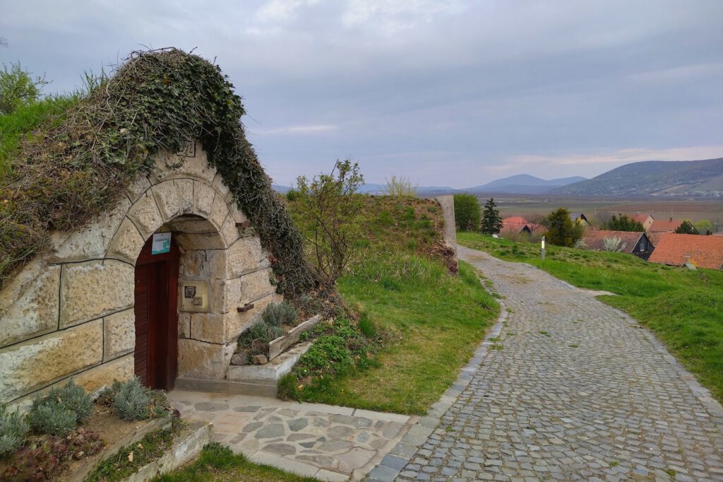 A Tokaji borvidék hercegkúti pincesorainak varázslatos világa