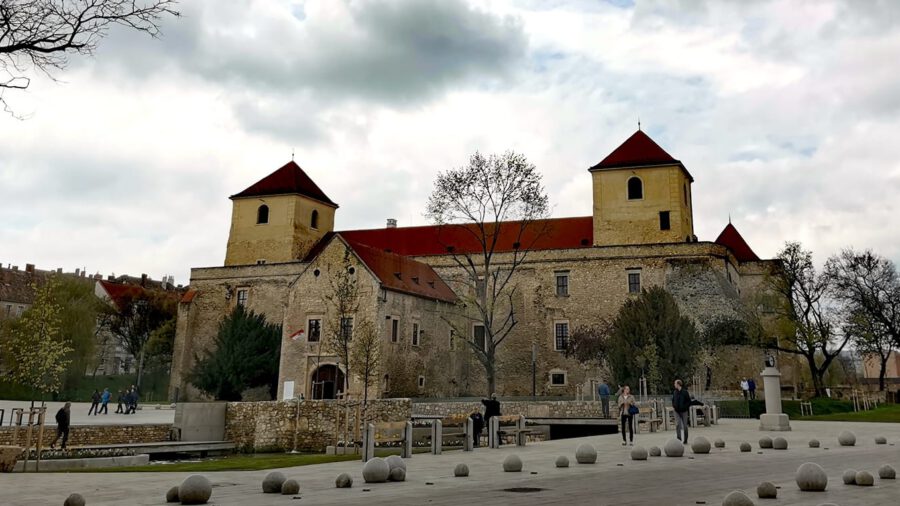 A várpalotai Thury-vár, az egyik legépebben fennmaradt középkori erődítményünk