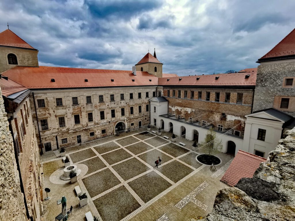 A várpalotai Thury-vár, az egyik legépebben fennmaradt középkori erődítményünk