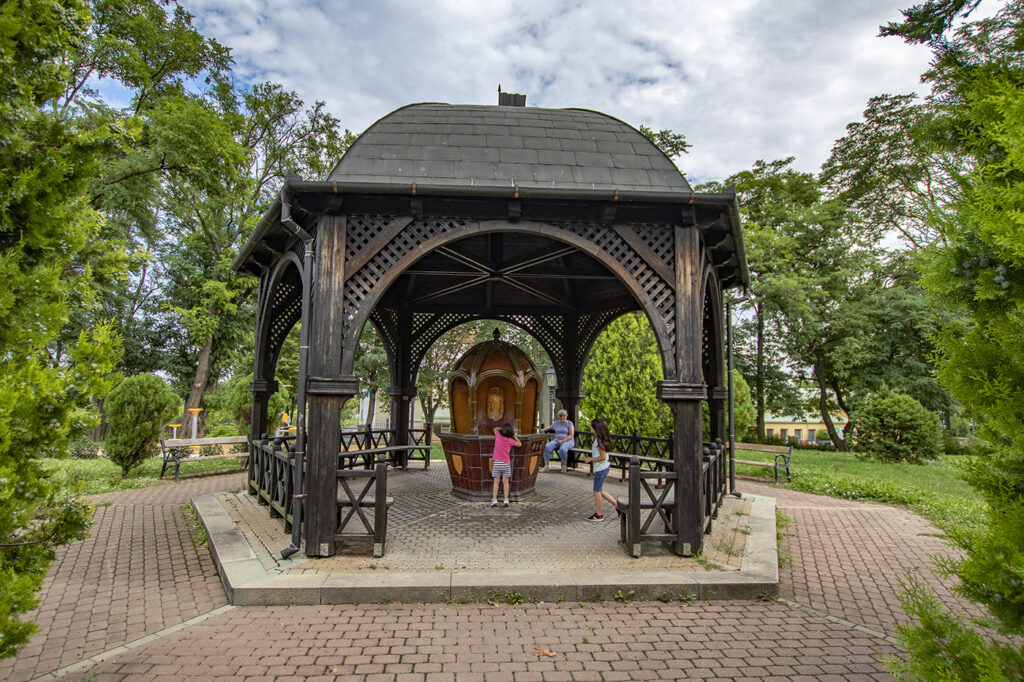 Zsolnay kút, Balf
