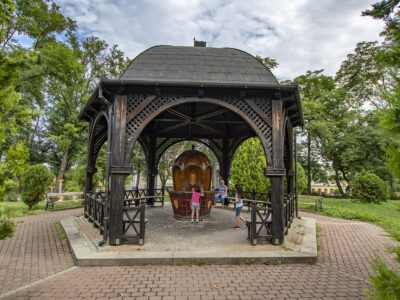 Zsolnay kút, Balf