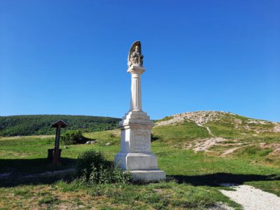 Budaörsi-kopárok, a Budai-hegység kedvelt kiránduló- és vallási emlékhelyei
