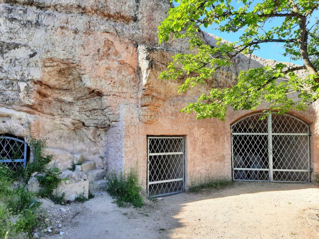 Budaörsi-kopárok, a Budai-hegység kedvelt kiránduló- és vallási emlékhelyei