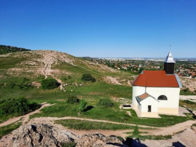Budaörsi-kopárok, a Budai-hegység kedvelt kiránduló- és vallási emlékhelyei