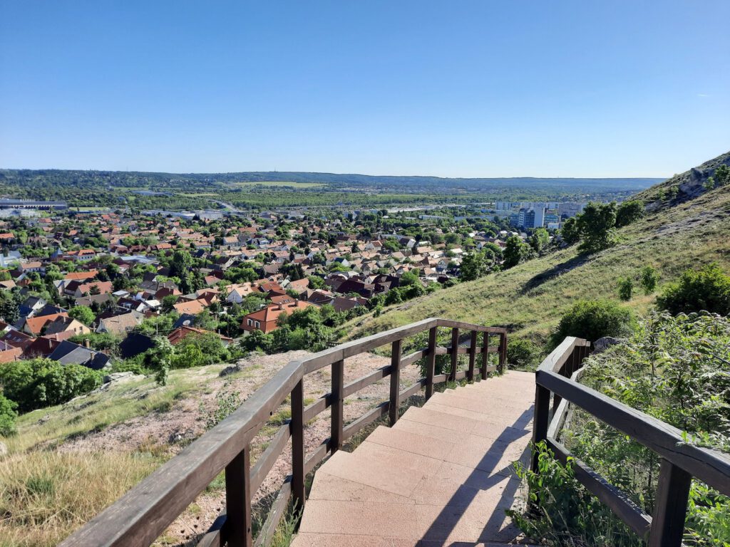 Budaörsi-kopárok, a Budai-hegység kedvelt kiránduló- és vallási emlékhelyei