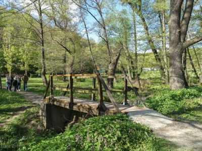 Gyári-tó, melynek kék vizében visszatükröződik a Bél-kő