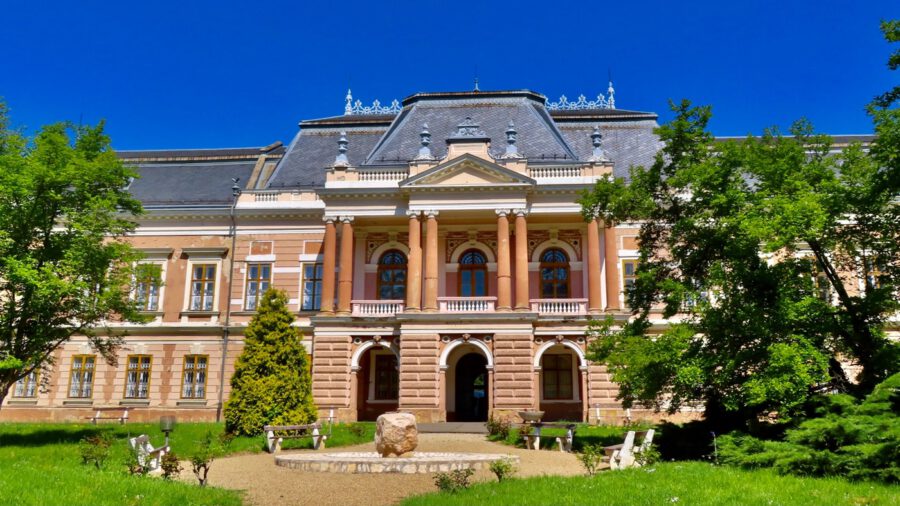 Színek tobzódása az Apponyiak egykori, lengyeli kastélyénak parkjában