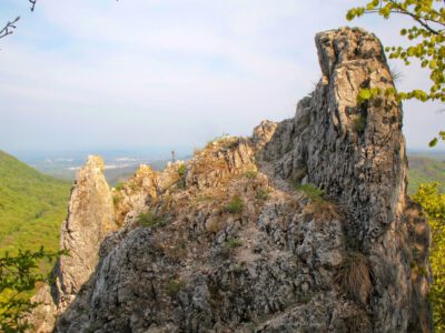 Pilisi Fekete-kő, a dolomit tornyok, ahova egy bükkösön át vezet az út