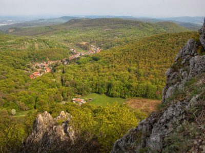 Pilisi Fekete-kő, a dolomit tornyok, ahova egy bükkösön át vezet az út