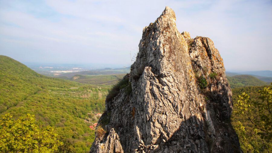 Pilisi Fekete-kő, a dolomit tornyok, ahova egy bükkösön át vezet az út