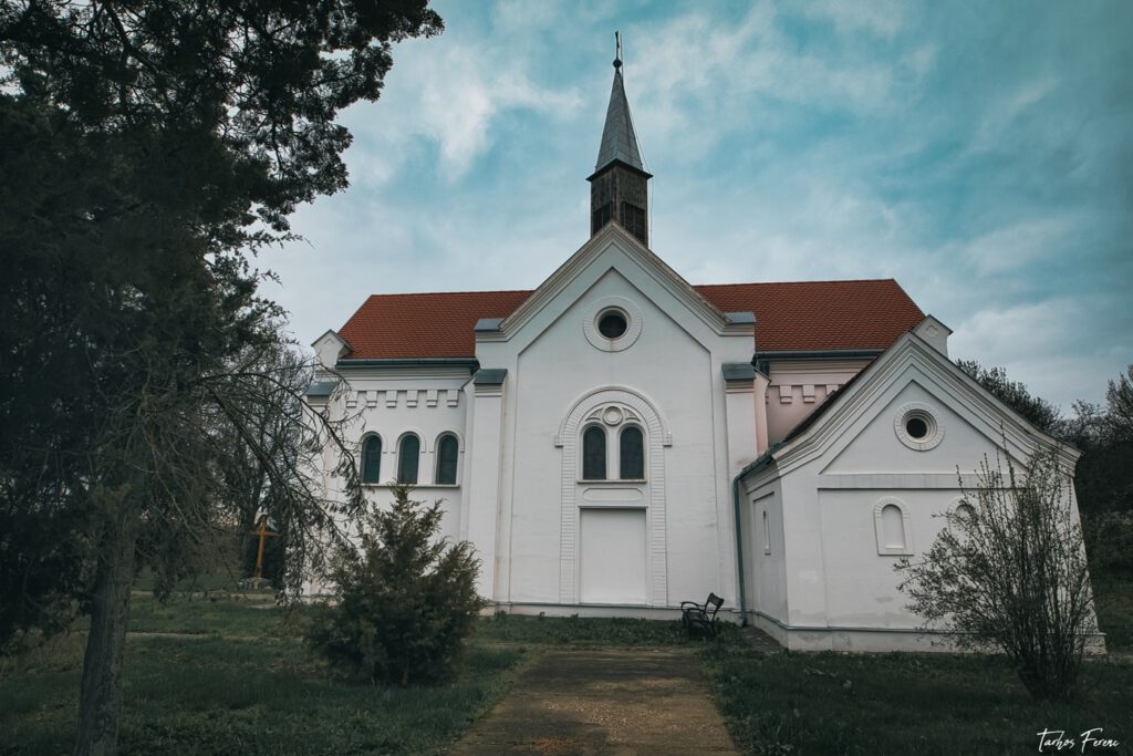 Szapáry-kápolna, mely végső nyughelye hazánk egykori miniszterelnökének